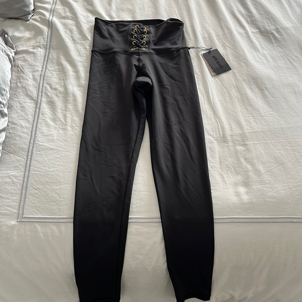 Strut this leggings with gold laces in front